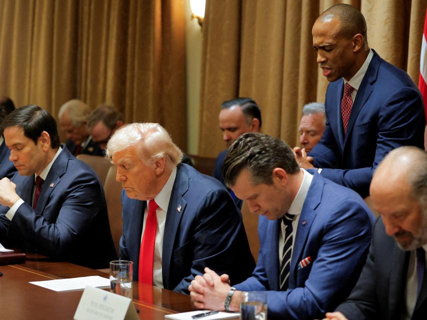 Donald Trump y su gabinete, ayer, rezando antes de cargar las tintas contra Europa.