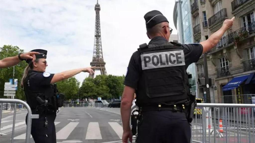 Varios agentes de la Policía francesa frente a la Torre Eiffel de París en una imagen de archivo.