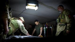 El presidente de Ucrania, Volodímir Zelenski, durante una visita al frente en la región de Donetsk, en junio de 2023.