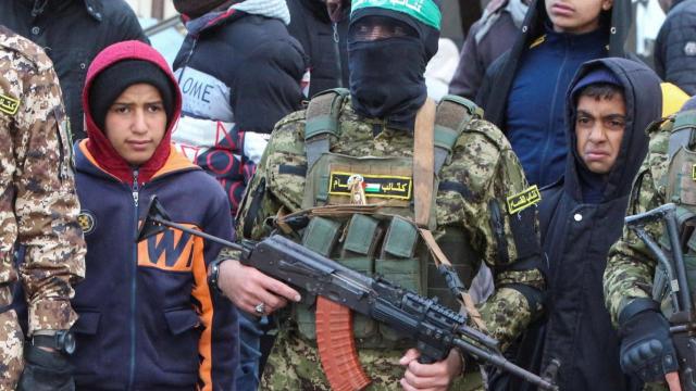 Un militante de Hamás en la última entrega de rehenes israelíes en Gaza.