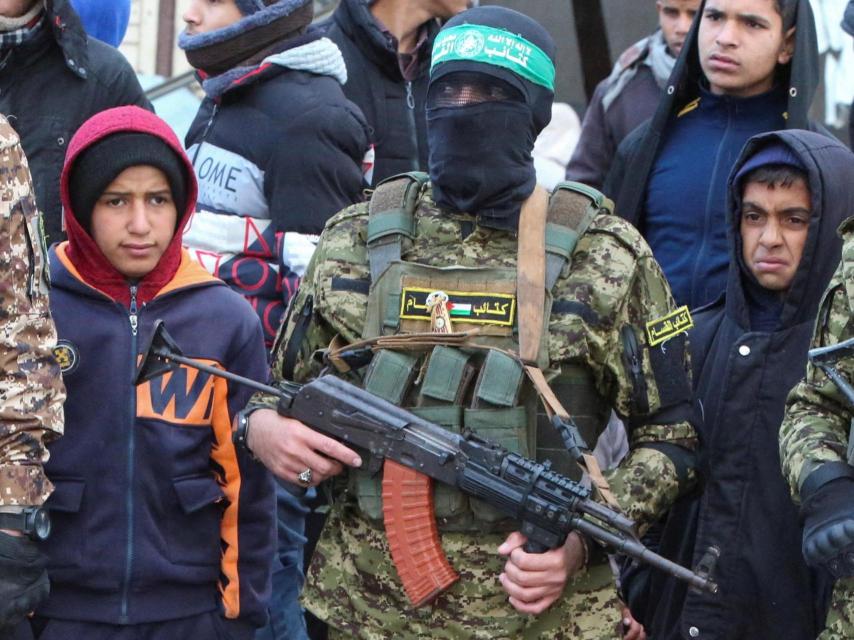 Un militante de Hamás en la última entrega de rehenes israelíes en Gaza.