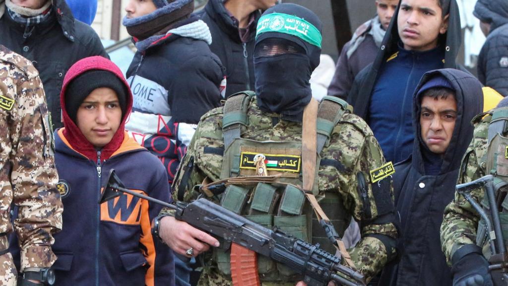 Un militante de Hamás en la última entrega de rehenes israelíes en Gaza.