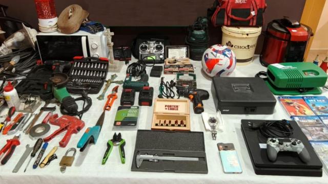 Objetos incautados por la Guardia Civil.