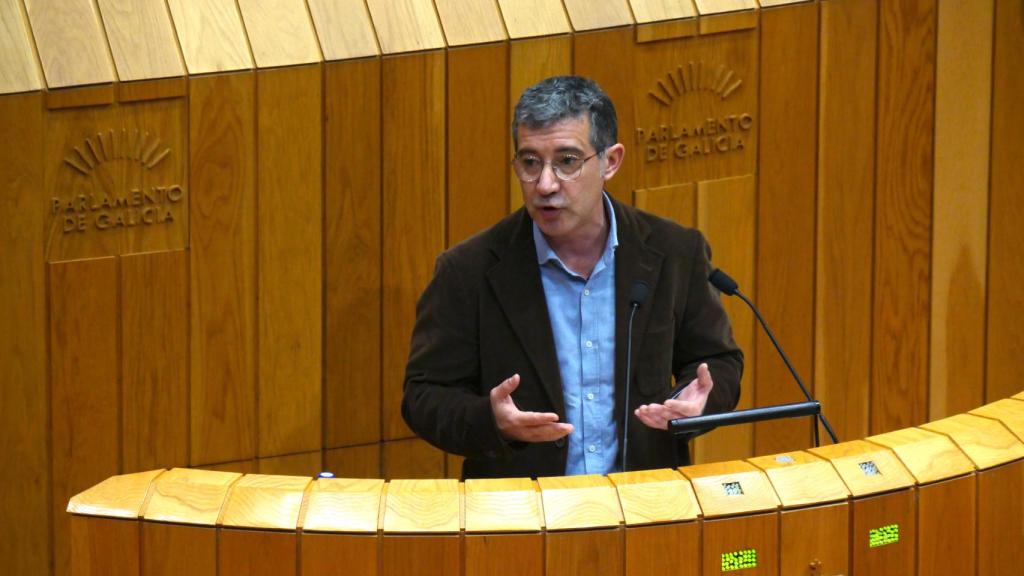 El diputado del BNG, Iago Tabarés, en el pleno del Parlamento de Galicia.