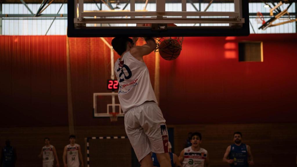 Juan Bocca encestando durante un partido.