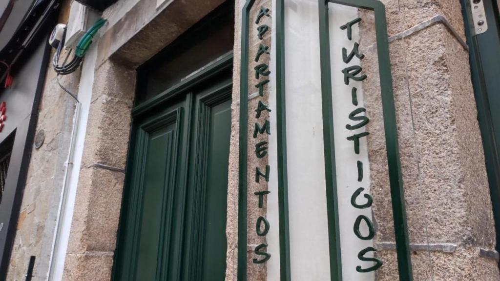 Portal de un edificio exclusivo de apartamentos turísticos.