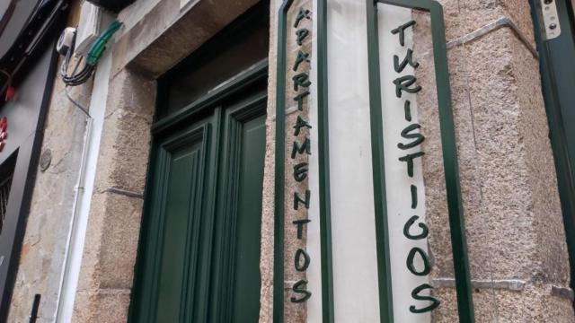 Portal de un edificio exclusivo de apartamentos turísticos en A Coruña.