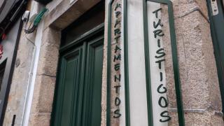 Portal de un edificio exclusivo de apartamentos turísticos en A Coruña.