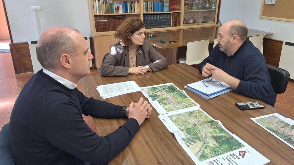 La subdelegada del Gobierno en A Coruña, María Rivas, se reúne con vecinos de Laraño.