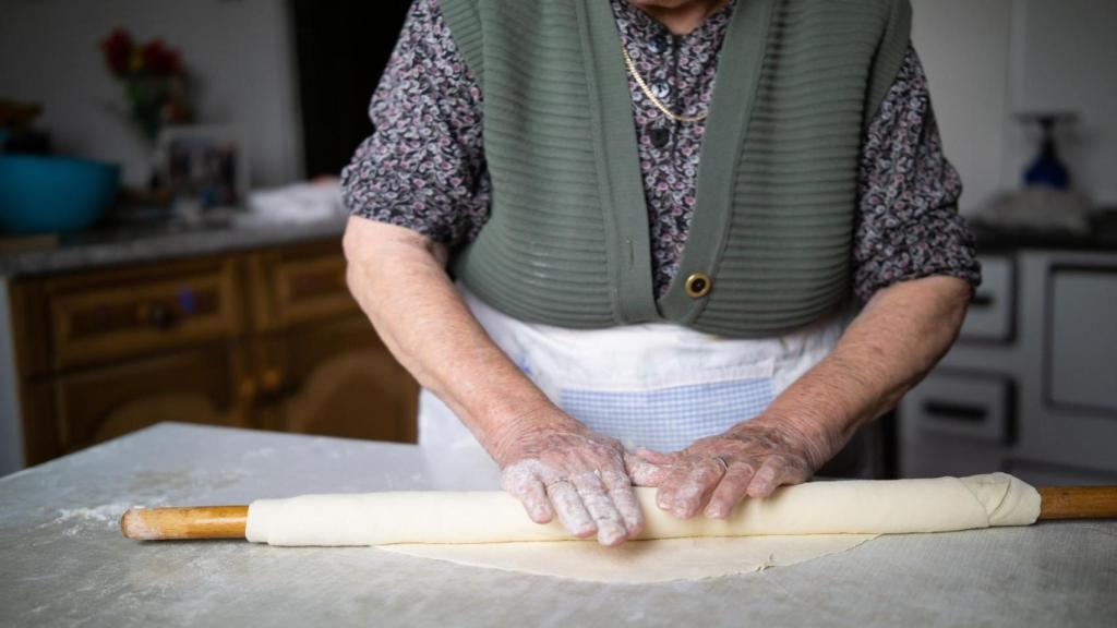 Una señora hace la masa para el postre