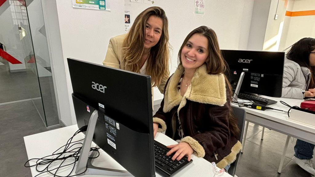 La estudiante de FP y emprendedora, Fabiana Torino (d.), junto a su profesora, Sara Rodríguez (i.).
