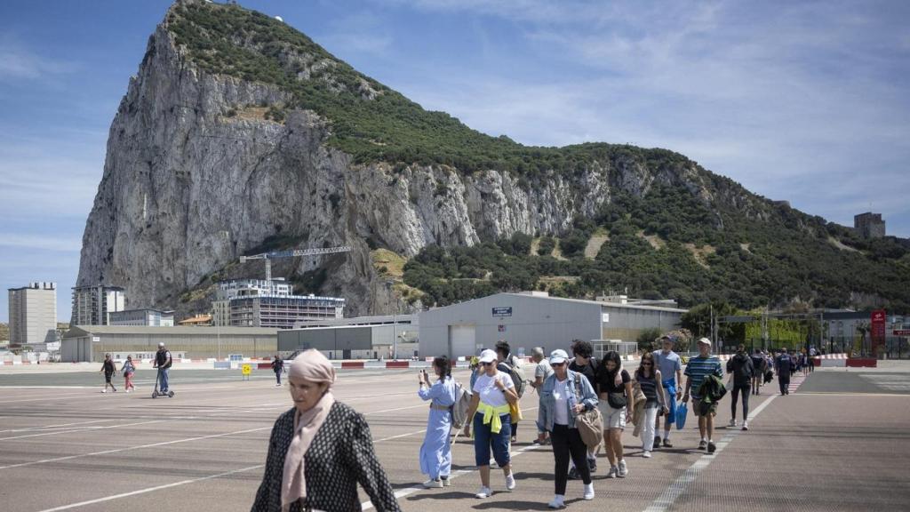 Un grupo de personas camina desde Gibraltar hacia la frontera española.