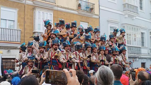 Un coro cantando en las calles de Cádiz.