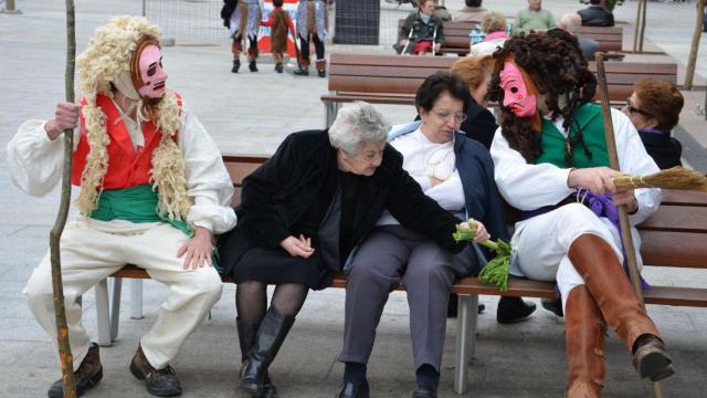 Os Merdeiros con dos vecinas de Vigo.