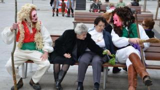 Os Merdeiros con dos vecinas de Vigo.