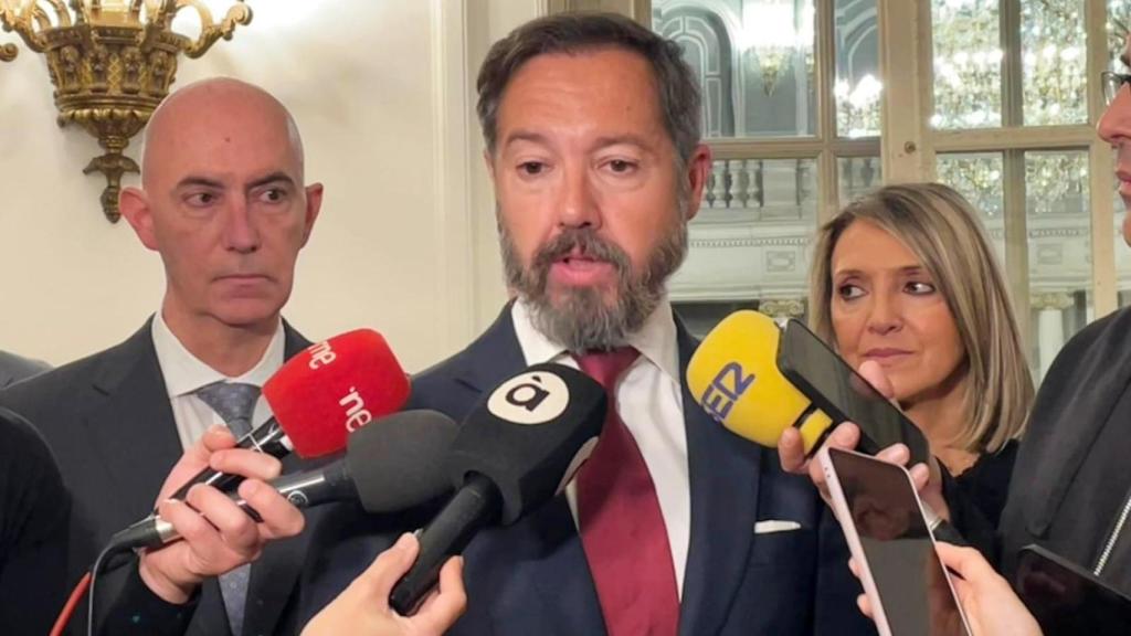 José Gosálbez, Juanma Badenas y Mónica Gil, concejales de Vox en Valencia. EE