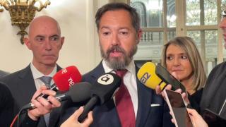 José Gosálbez, Juanma Badenas y Mónica Gil, concejales de Vox en Valencia. EE