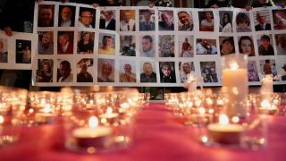 Familias de las víctimas de la dana les recuerdan con velas, música y fotografías en Picanya. Europa Press / Eduardo Manzana