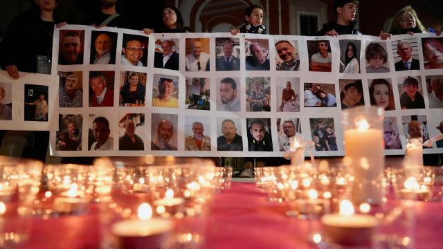 Familias de las víctimas de la dana les recuerdan con velas, música y fotografías en Picanya. Europa Press / Eduardo Manzana
