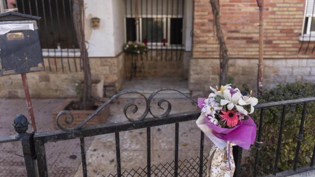 Flores en la puerta de la vivienda de un fallecido por la dana de octubre. Jorge Gil / Europa Press