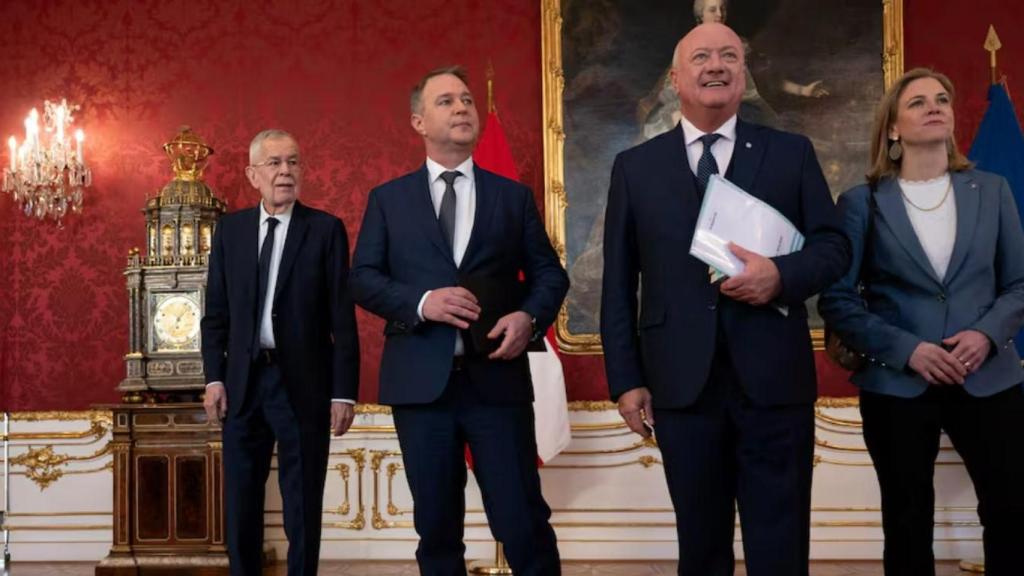 Desde la izquierda, el presidente austriaco, Alexander Van der Bellen, y los dirigentes de la futura coalición Andreas Babler (SPÖ), Christian Stocker (ÖVP), y Beate Meinl-Reisinger (Neos).