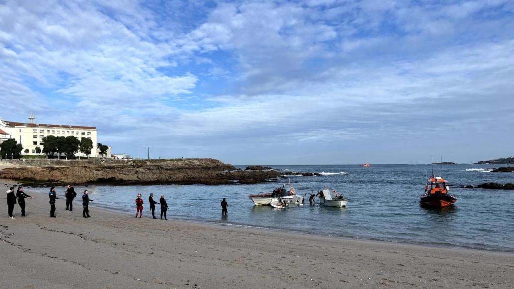 Operativo de rescate de los percebeiros en A Coruña.