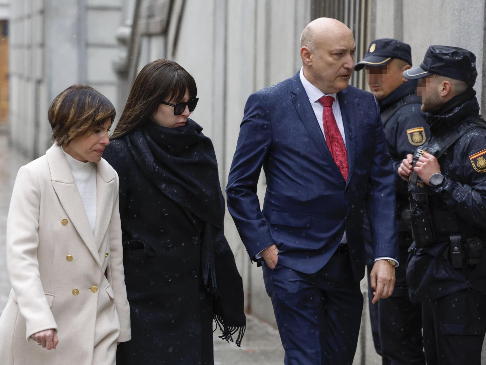 Jésica Rodríguez, de negro, a su llegada al Tribunal Supremo el pasado 27 de febrero./