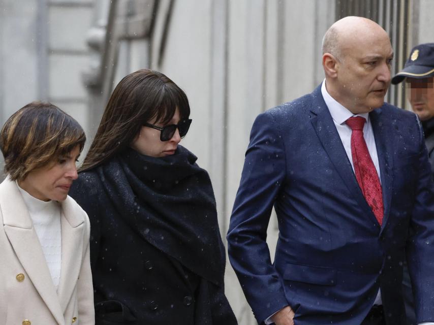 Jésica Rodríguez, de negro, a su llegada al Tribunal Supremo el pasado 27 de febrero./