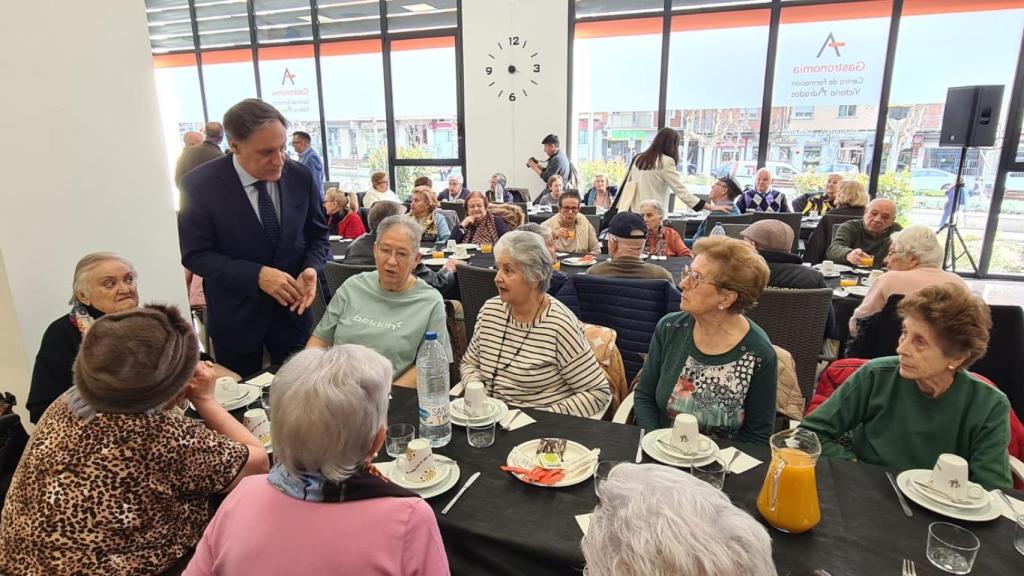 El alcalde visita el Centro de Convivencia Victoria Adrados