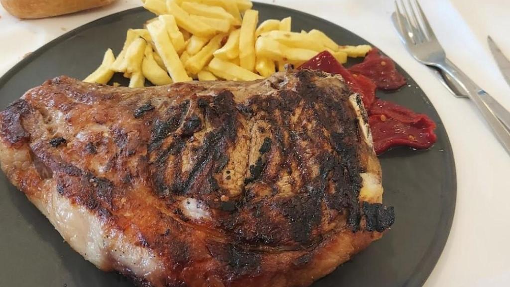 Chuletón con patatas del Restaurante MA en Ávila.