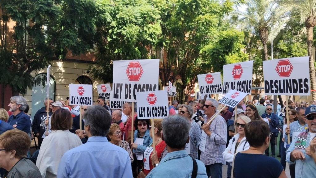 Manifestación vecinal en Dénia contra los deslindes del Gobierno de Pedro Sánchez..