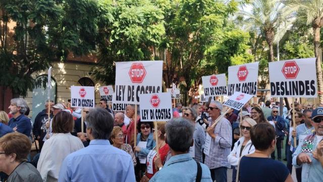 Manifestación vecinal en Dénia contra los deslindes del Gobierno de Pedro Sánchez..