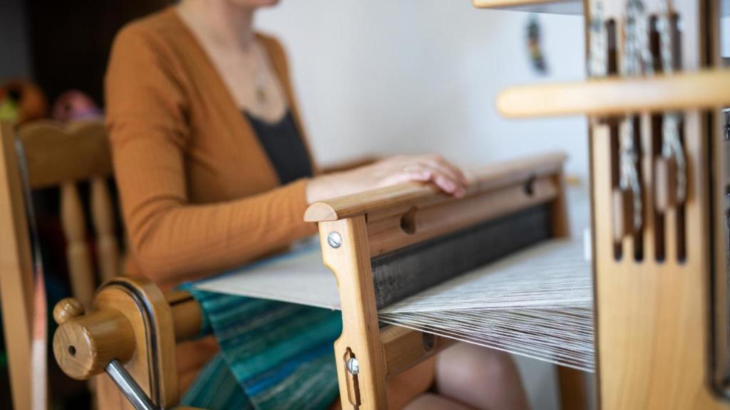 Tejedora tradicional. Imagen de archivo.