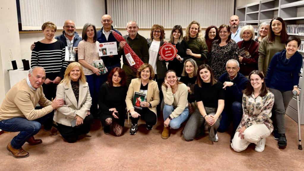 Foto del grupo con el escritor Mario Escobar