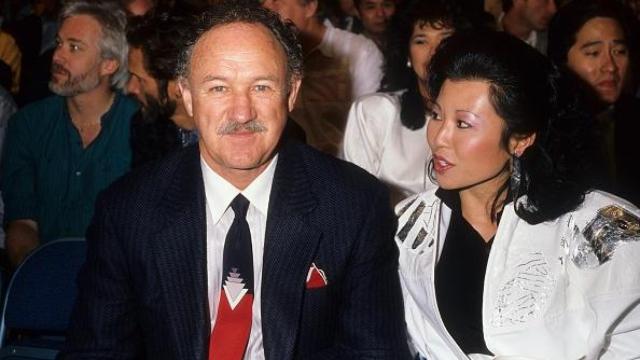 Gene Hackman con su segunda mujer, Betsy Arakawa.