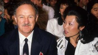 Gene Hackman con su segunda mujer, Betsy Arakawa.