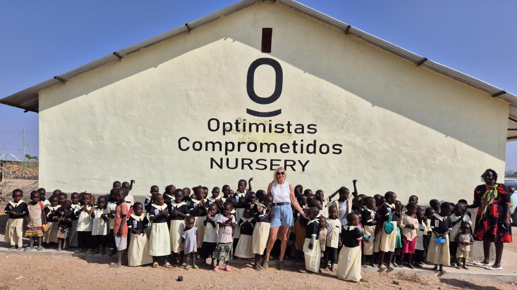 Los niños de uno de los centro dando la bienvenida a sus invitadas.