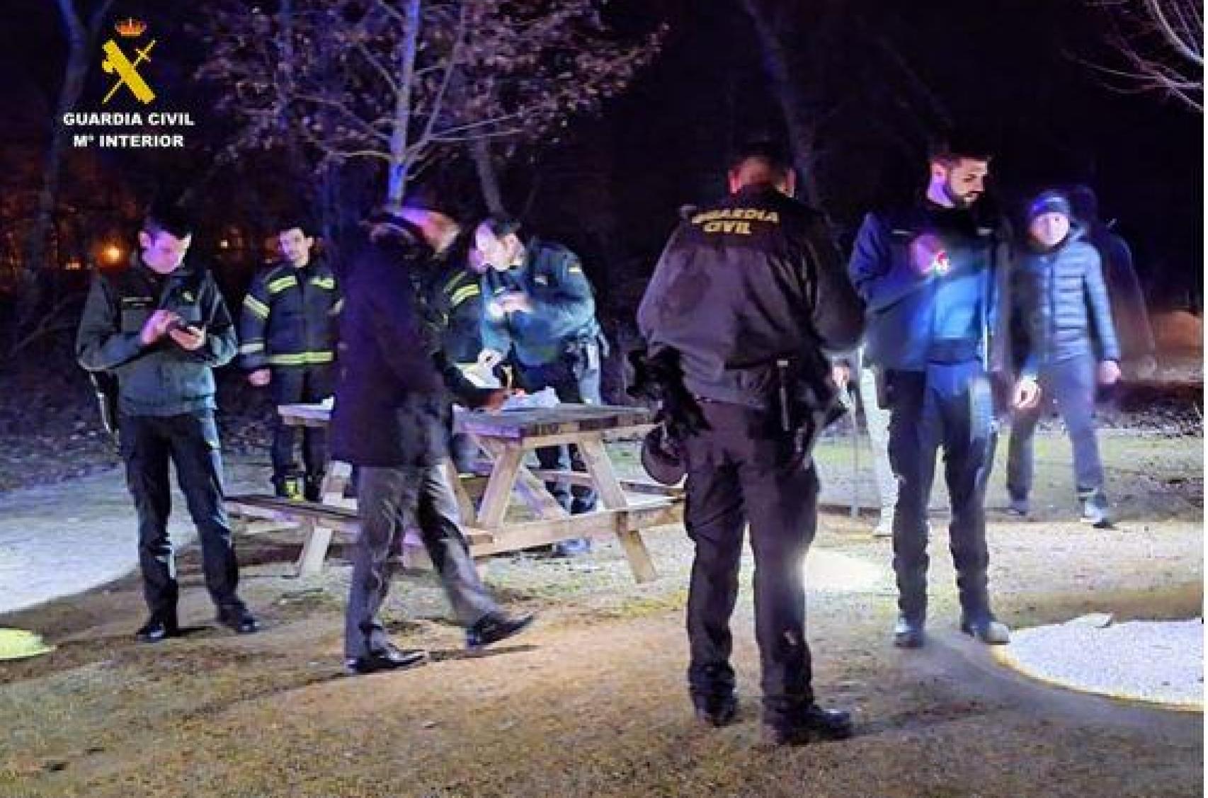 Varios guardias civiles participando en el rescate a la mujer desaparecida