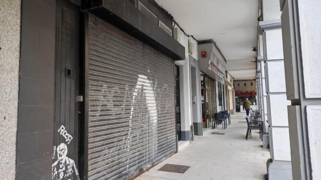 Verja de la antigua discoteca Punto 3, en los soportales junto al mercado de San Agustín.