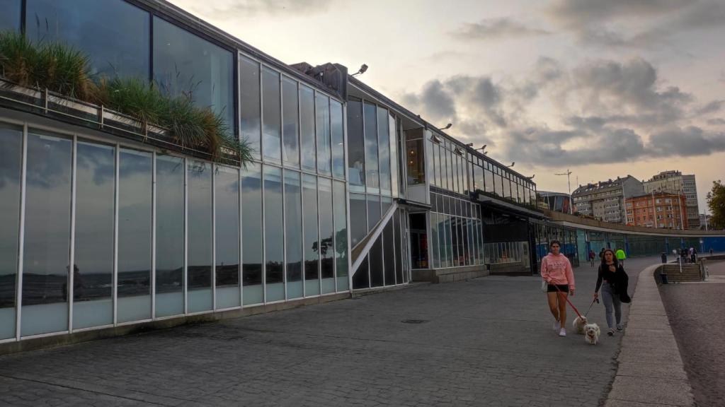 Acceso a la discoteca Playa Club (hoy Xen Club tras su fusión con Mondo Vigo) y, detrás, al local El Andén.