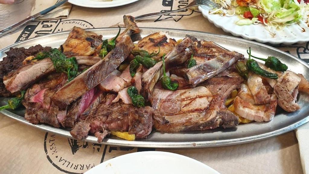 Plato de costillas en restaurante La Veguca.