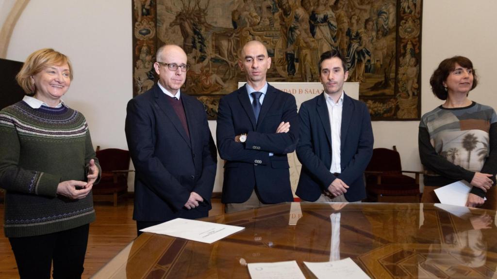 Ana Chaguaceda, directora de Casa-Museo Unamuno, la investigadora Marta García y Raúl Rivas de la Unidad Científica, comentan la carta de H.G. Wells.