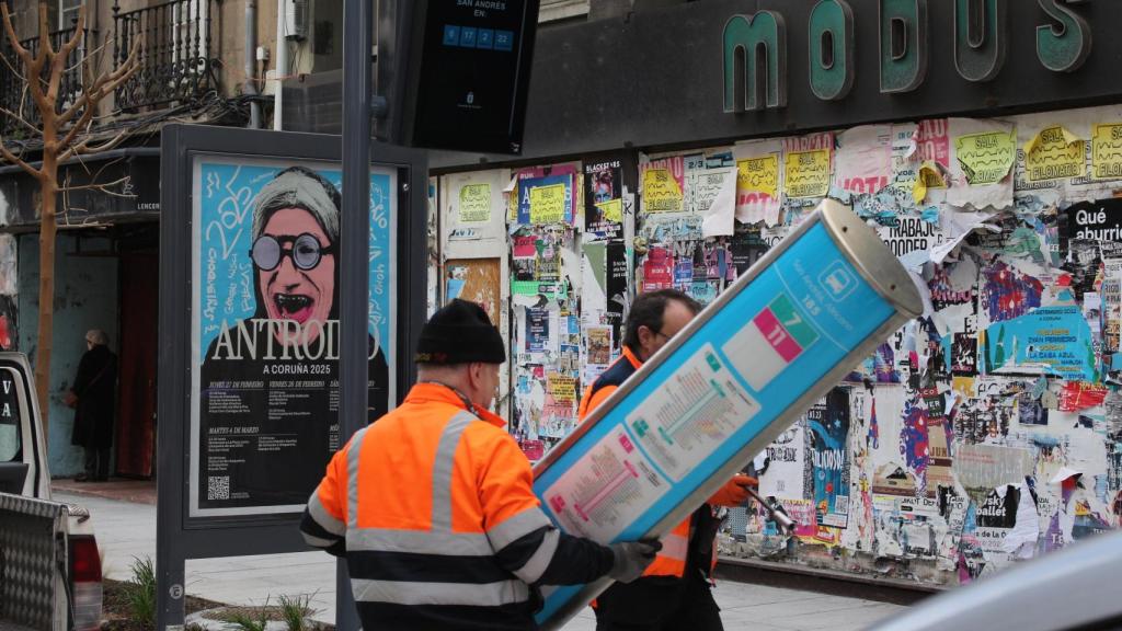 Los obreros colocan los últimos detalles de una de las marquesinas de San Andrés en A Coruña.