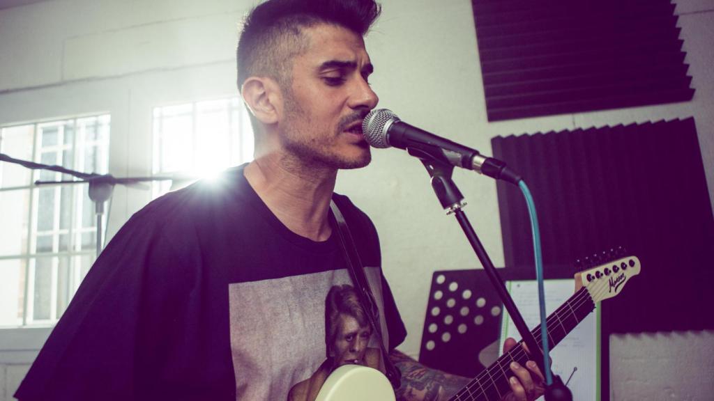Álvaro Benito en el estudio de grabación con su guitarra