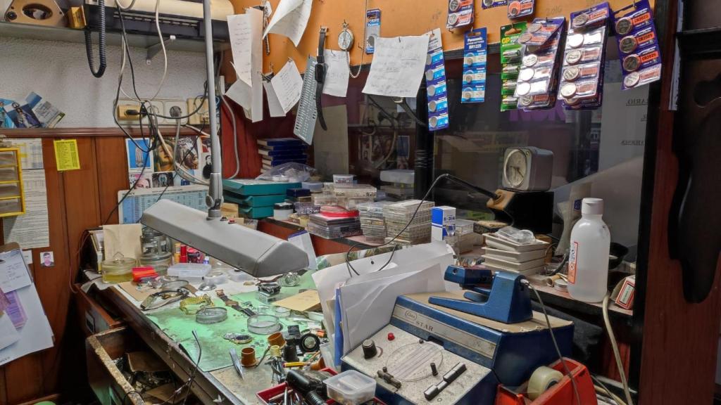 Mesa donde Juan Gómez repara relojes de pulsera en Muiños.