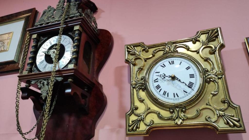 Relojes pendientes de reparación en Muiños.