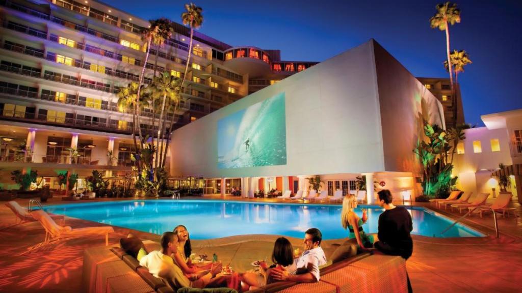 El hotel The Beverly Hilton desde su exterior.