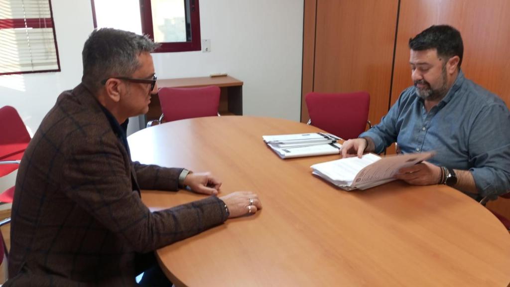 Rafael Alberola reunido con su abogado Fran Mauri.