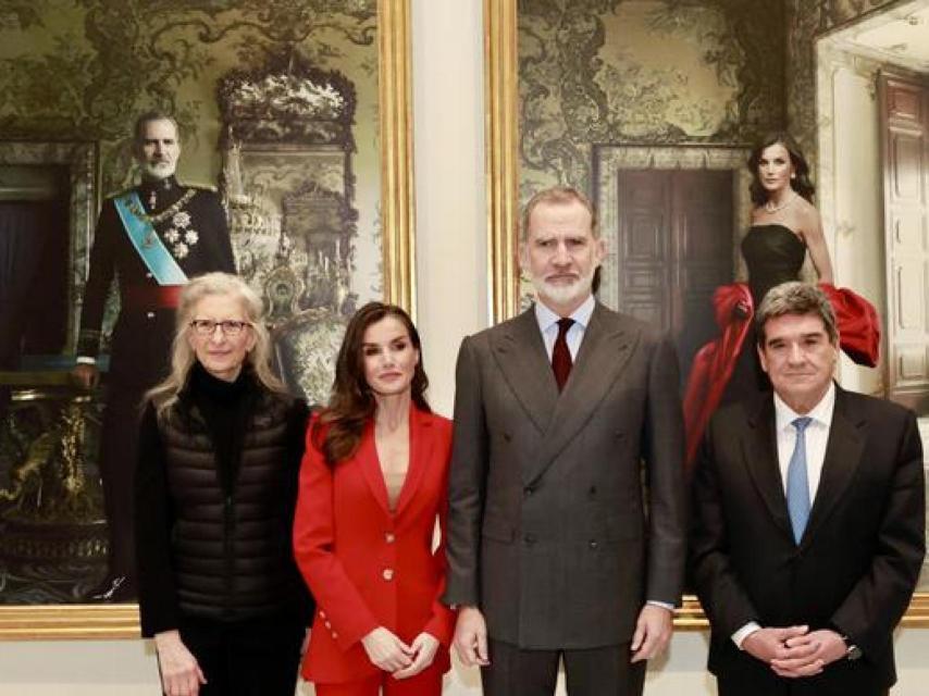 Annie Leibovitz, la reina Letizia, el rey Felipe y el gobernador del Banco de España este miércoles, 26 de febrero.