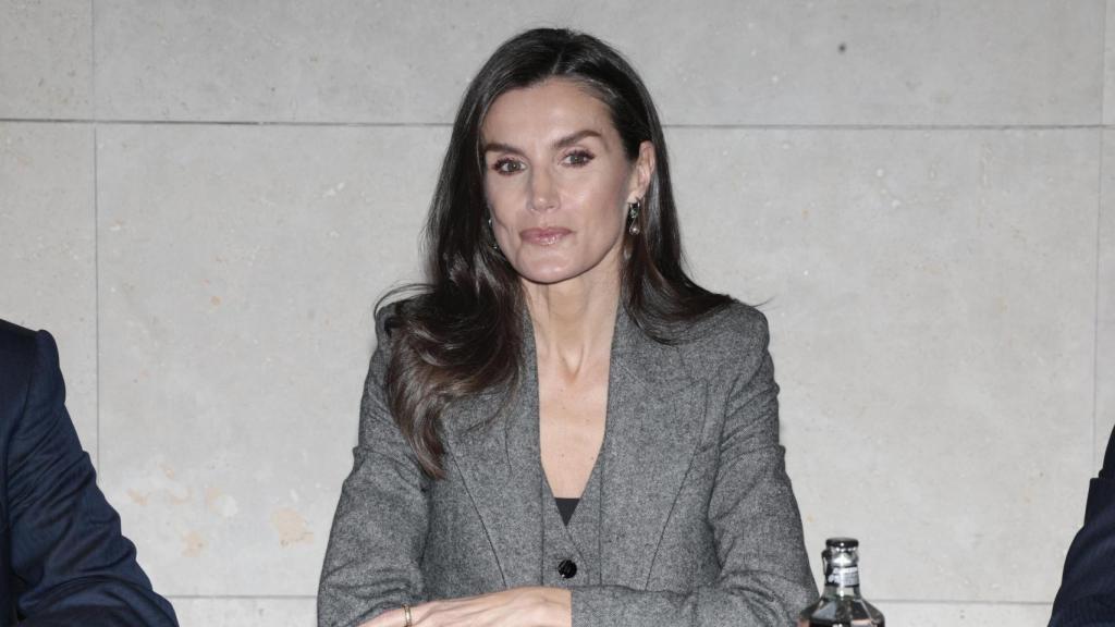 La reina Letizia con pendientes de la firma Boira Glass.